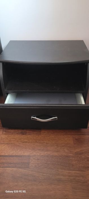 Vand noptiere pat 60 lei / buc.