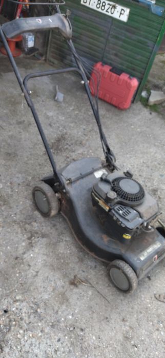 Продавам бензинова самоходна косачка идвигател