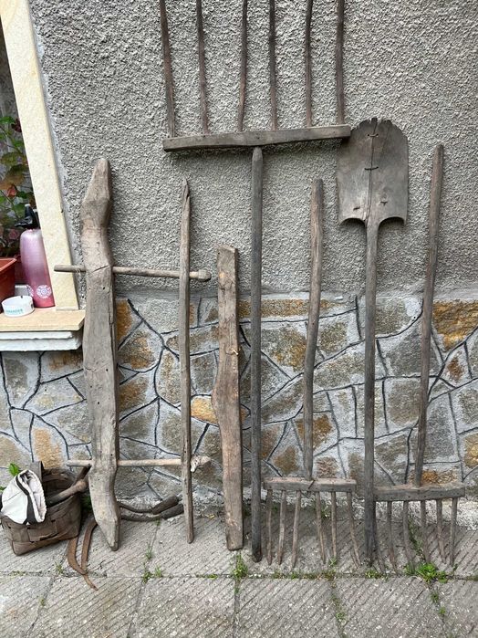 Стари дървени вили,лопата,сърп,кошница и плуг(хомот).