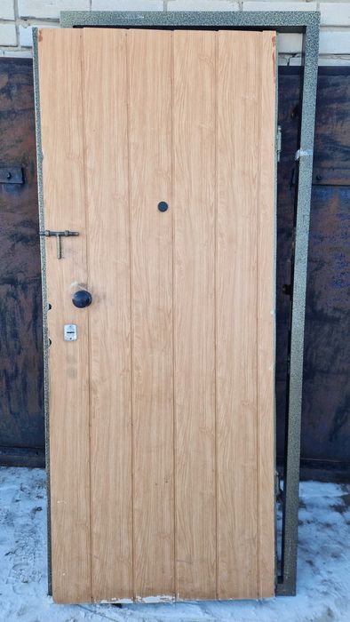 Продам входную дверь