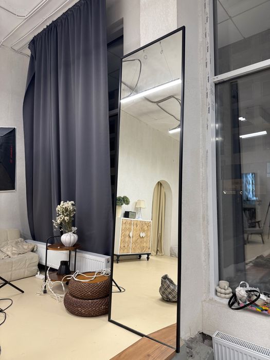 Зеркало в черной раме