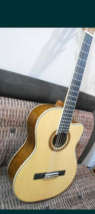 Classic gitara sotiladi