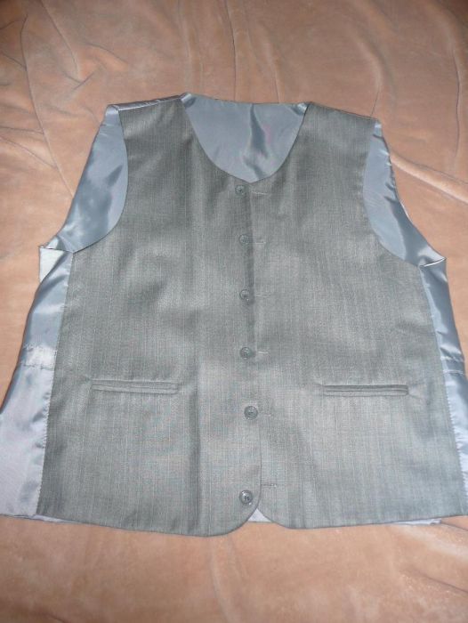 costum barbatesc elegant cu vesta. marca Marco Benetti