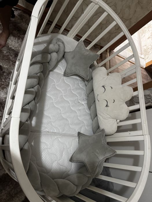 Новая детскую кровать трансформер  с бортиком отдам полный комплект