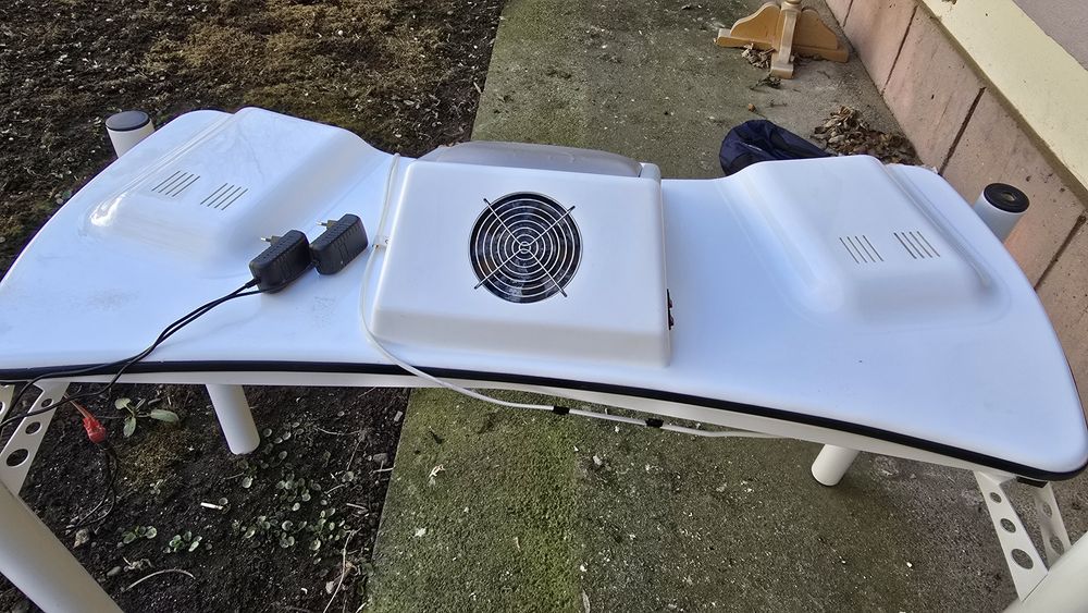 Vând masa manichiura cu aspirator și lămpi incorporate