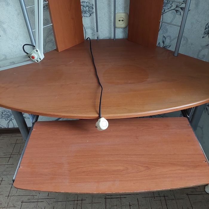 Компьютерный стол в хорошем состоянии,