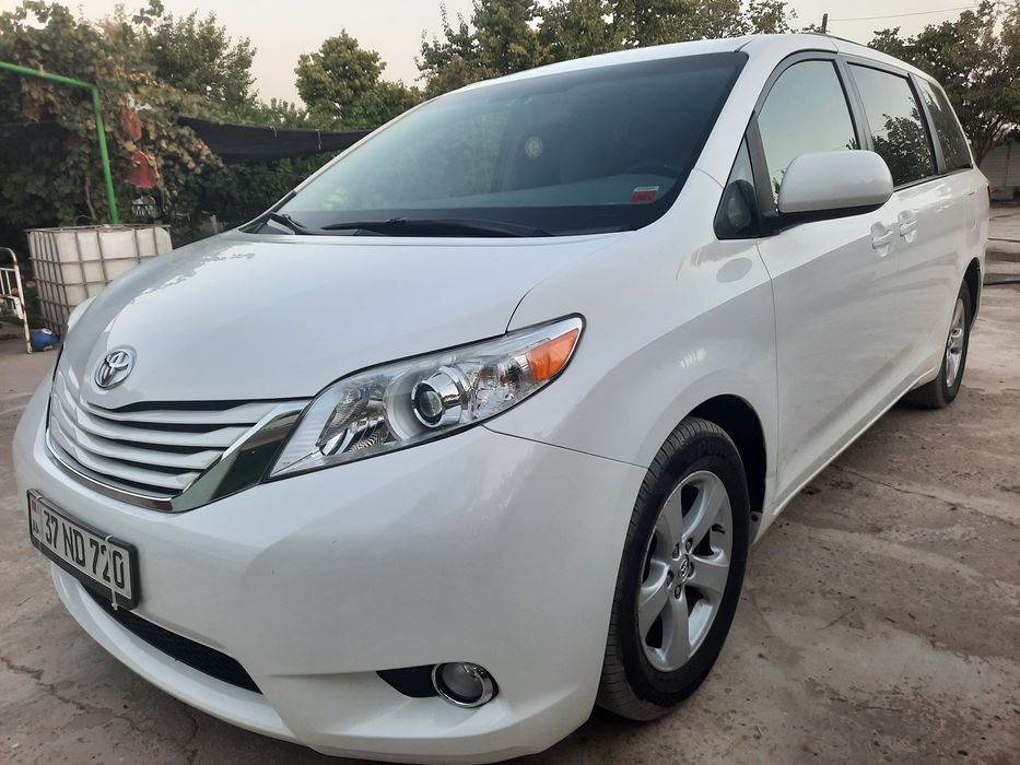 Tayota Sienna 2015