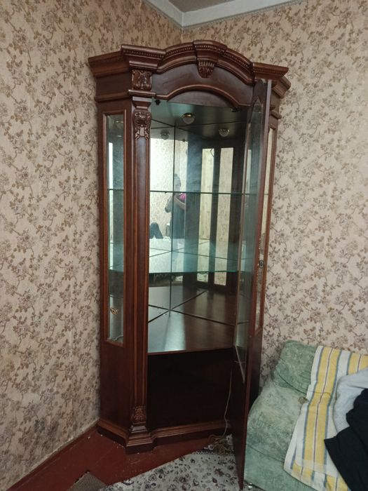 Угловой шкаф витрина