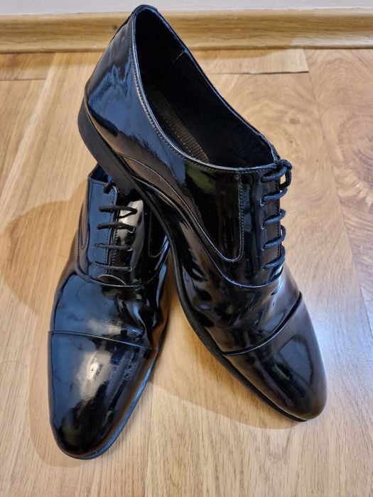 Pantofi lucioși de piele