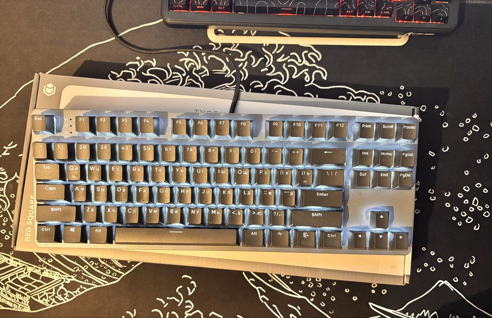 коавиатура io typex gradient by red square