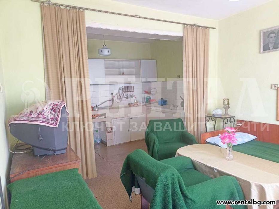 Самостоятелна монолитна къща с двор