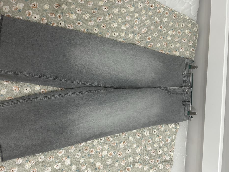 Серые джинсы ZARA