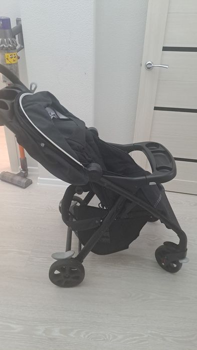 Продается детская прогулочная коляска Joie
