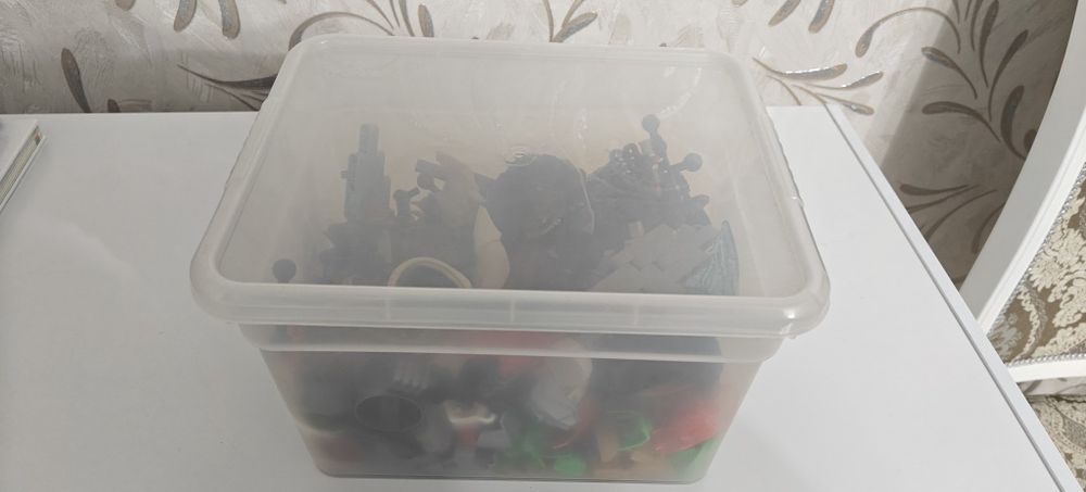 Коробка с Лего конструктором Бионикл