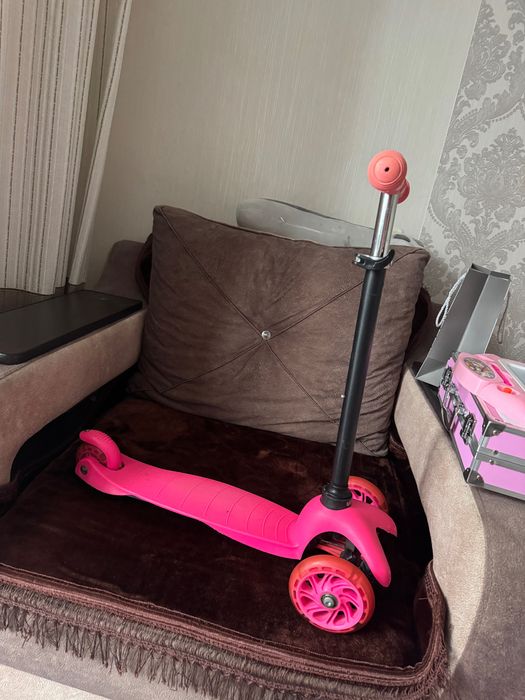 Детский самокат в хорошем состоянии 2000тг.
