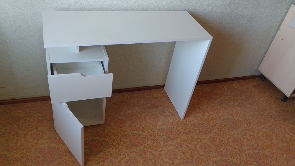 Стол письменный, учебный.