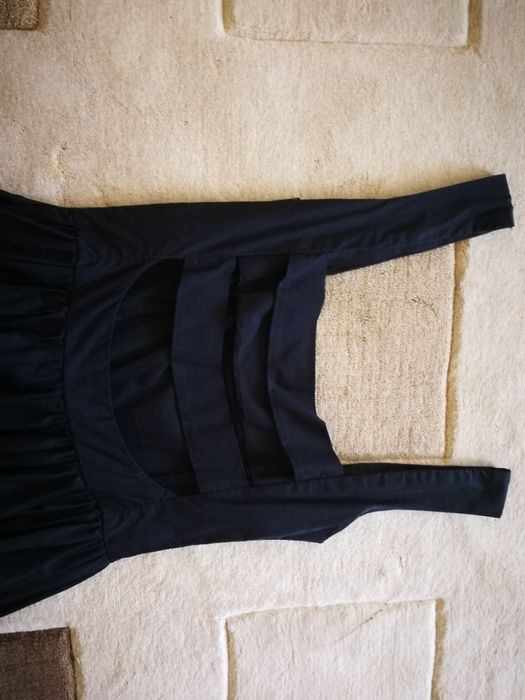 Черна рокля с ефектен гръб