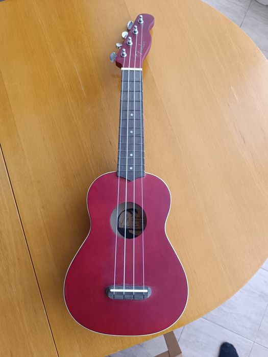 Червено укулеле Fender