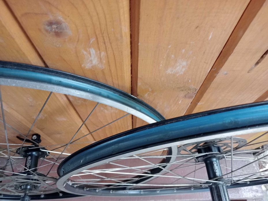 Set roti 28 frana disc Shimano Deore   Roti fata 29 DT Swiss complete