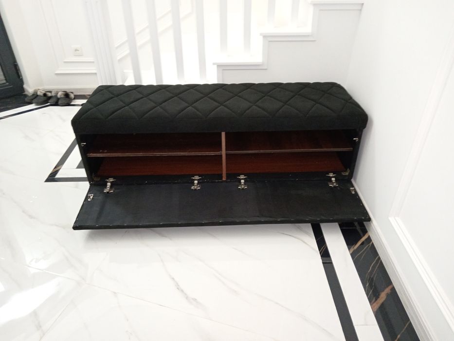 Prehojka oshhona va yotoqhonaga sandiqli va dumaloq taburetkalar.