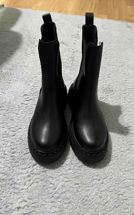 Боти черни чисто нови