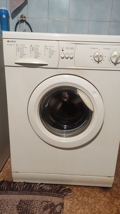 Пералня . Indesit работеща