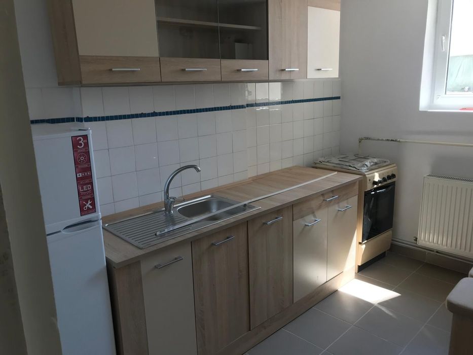 Închiriez apartament 3 camere zona centrala