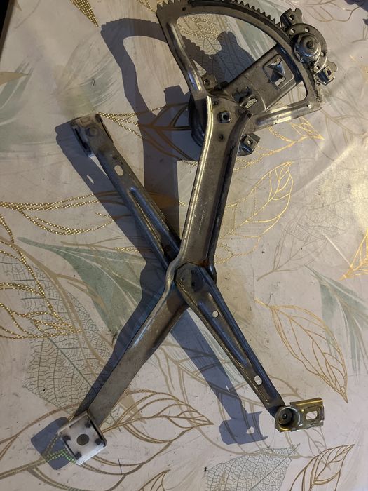 Стеклоподьемник Мерседес 124