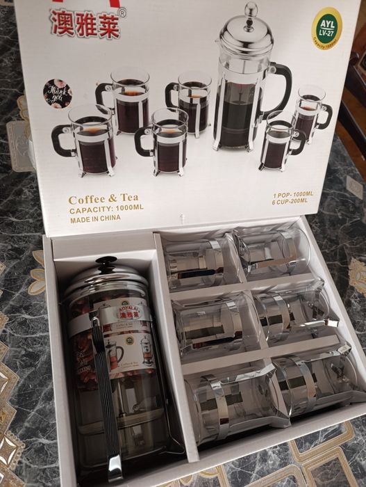 Новый подарочный  набор для чая и кофе,чайник и 6 кружек