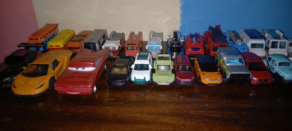 Продавам колекция от колички в нaмален размер.135 броя без драскотинка