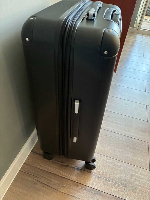 Чемодан на колесиках Amazon Basics