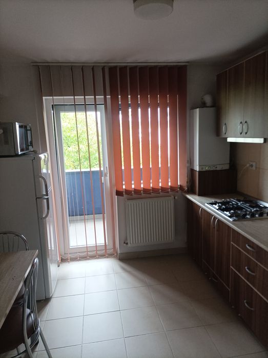 Dau spre închiriere apartament cu o camera 42 m situat pe Calea Turzii lângă benzinaria mol