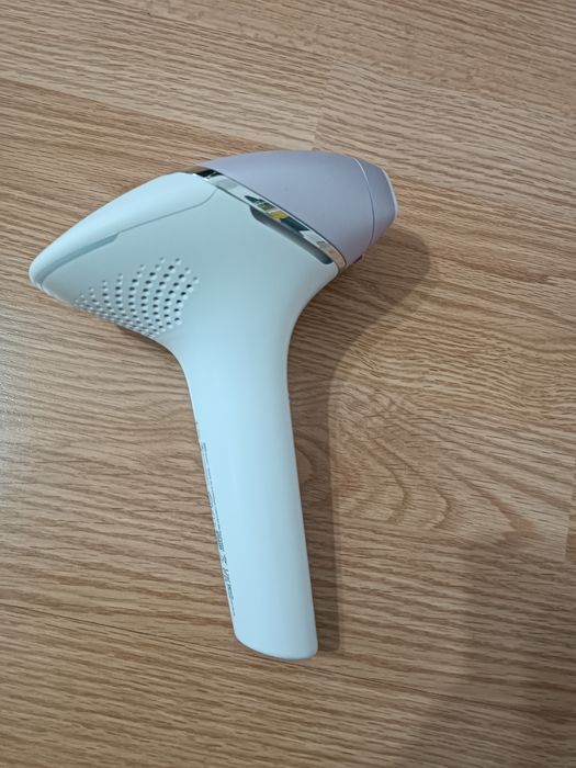 Фотоепилатор IPL Philips Lumea Seria 8000