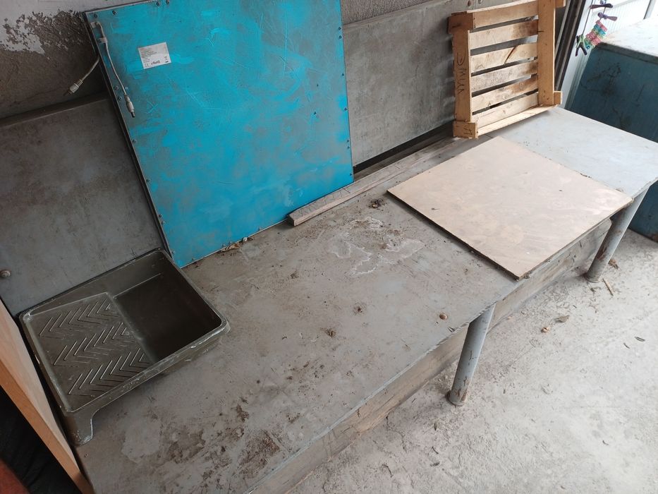 Верстак,сейф,лавочки,стелажи