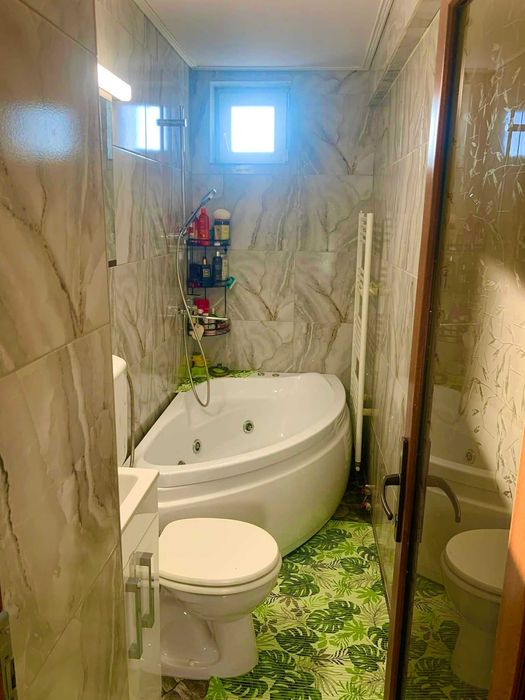 Apartament 3 camere, 2 bai, o bucatarie, salon de luat masa + balcon