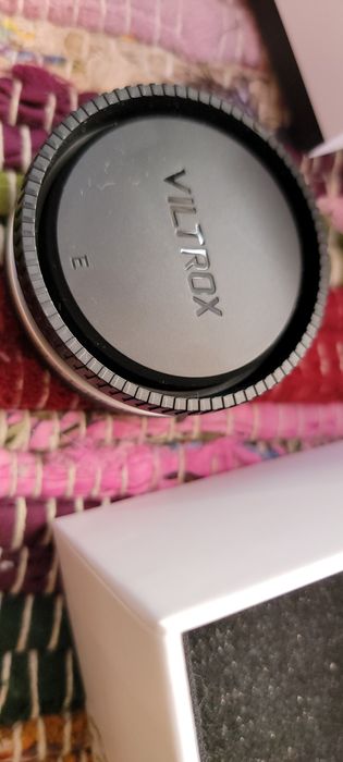 Pancake обектив Viltrox 28mm F4.5