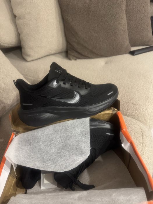 Продам кроссовки NIKE