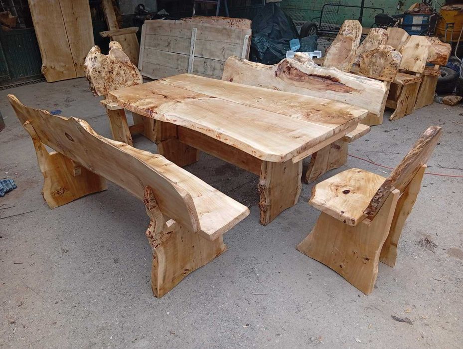 Маса с пейки и столове изцяло от дърво