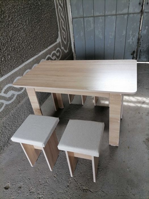 Новый Стол и 4 табуретки