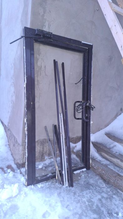 Дверь алюминевая