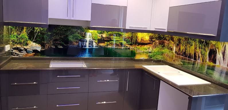 oshxona uchun ajoyib variant, shishaga ishlangan rasm