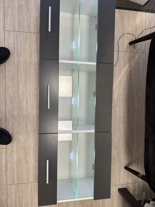 Витрина за стена с LED засветяване и шкаф с плътна врата
