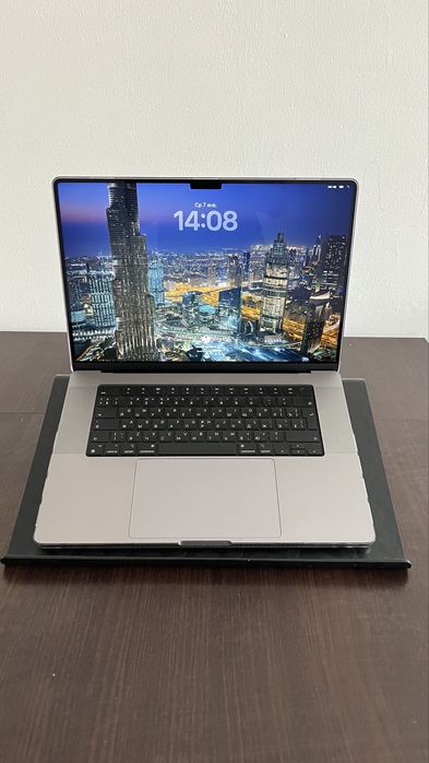 Продам MacBook Pro 16.2 серебристый 2021
