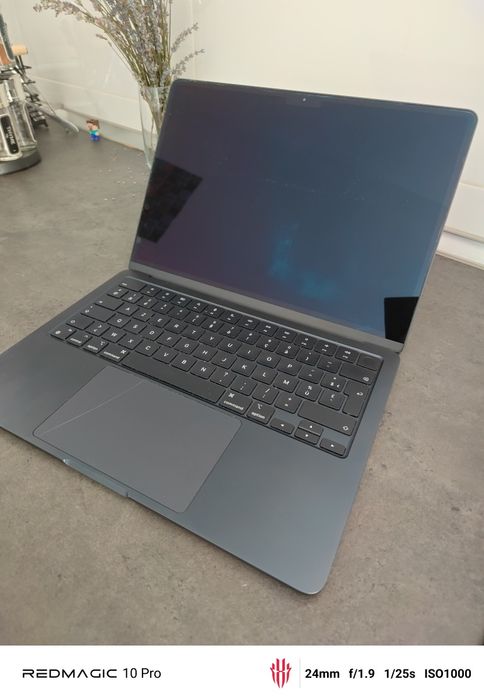 Macbook Air  a2681