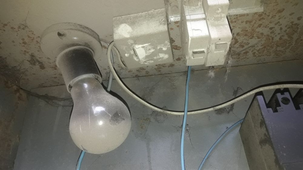 Металлический шкаф с автоматами