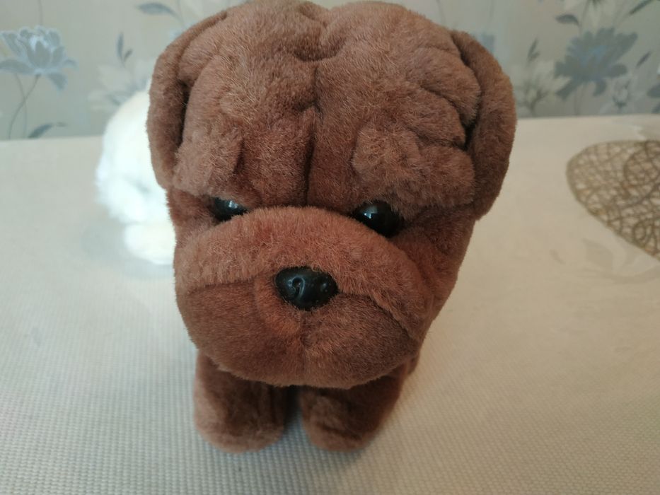 Продаю мягкую игрушку собачка пародия шарпей.