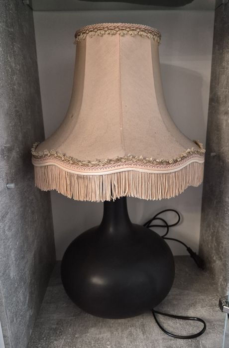 Veioză mare din ceramică cu abajur din pânză, pentru colectionari.