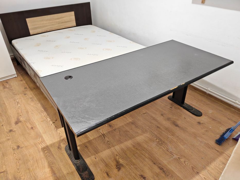 Vând pat cu saltea și birou