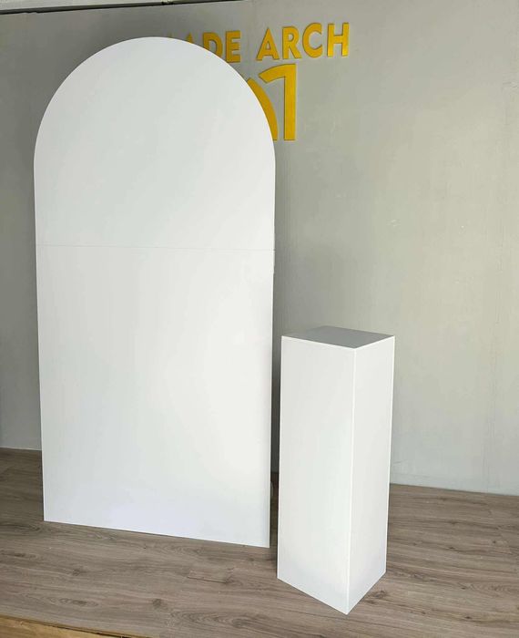 Дървена арка и маса