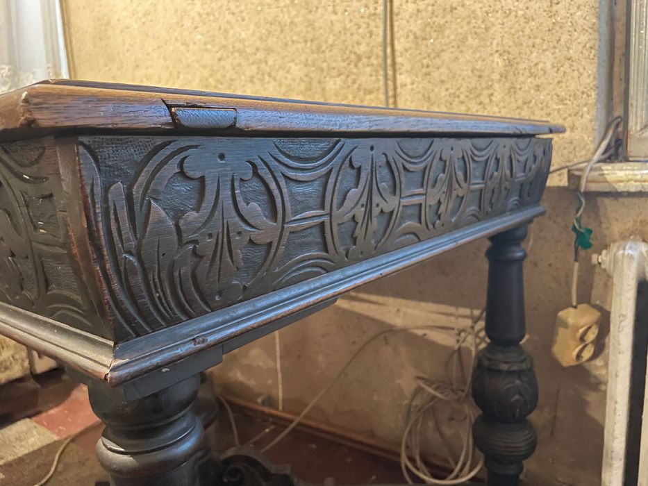 Masă veche din lemn masiv, sculptată, cu sertar, stil clasic/vintage